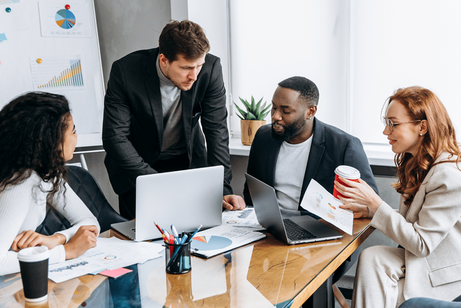 Group_meeting_with_man_standing